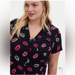 Torrid 10 00x Super Soft Button Through Sleep Shirt Lips Print NWT